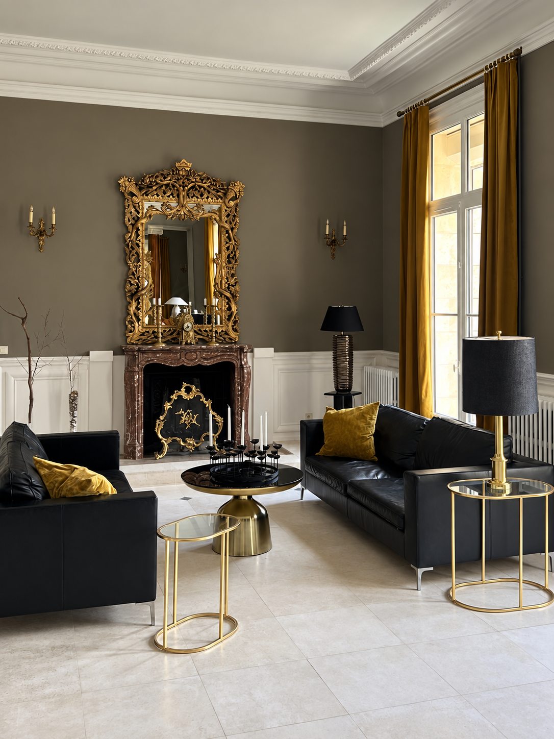 Eleganter Wohnraum mit Kamin, goldgerahmtem Spiegel und dunklen Sofas